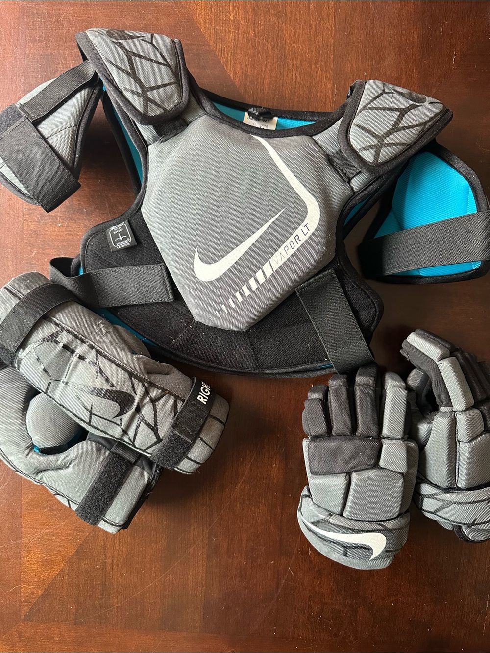 Nike Vapor LT Lacrosse Bundle: Shoulder Pads, Gloves & Arm Pads Size Y Medium
